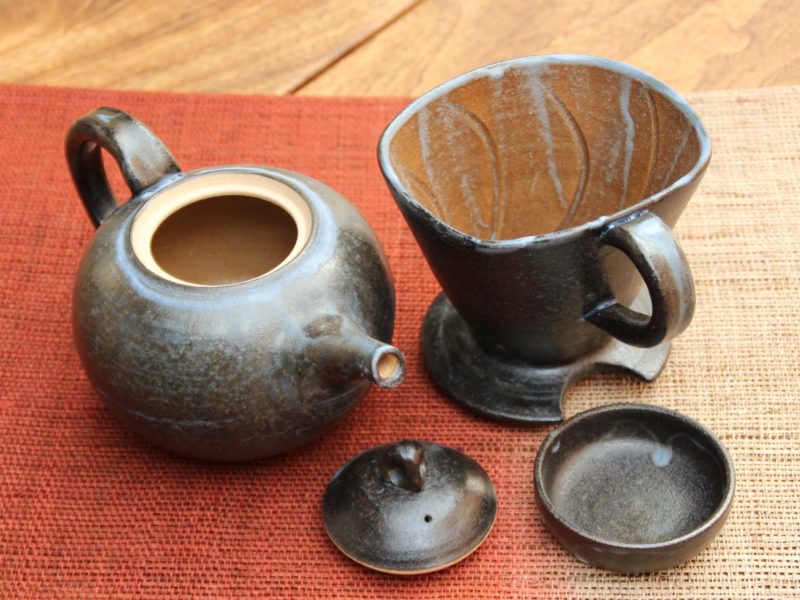 陶器のコーヒーポットとドリッパーセット 陶器の黒釉コーヒーポットとドリッパー - 【おとなの和食器屋 さんすい