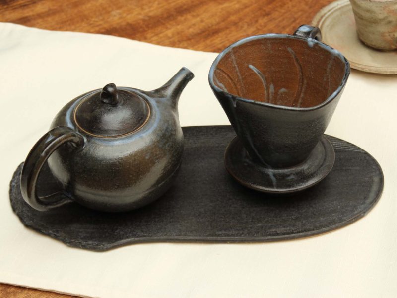 陶器の黒釉コーヒーポットとドリッパー