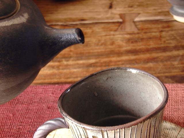 陶器の黒釉コーヒーポットとドリッパー