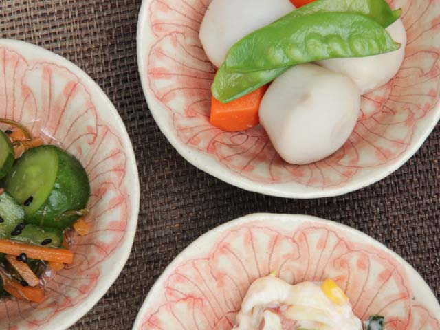在印 朱色 三つ足鉢 5客揃 割烹料理 日本料理 5月の5,500円コースのご案内〜 先 付：かつおのたたきサラダ 前