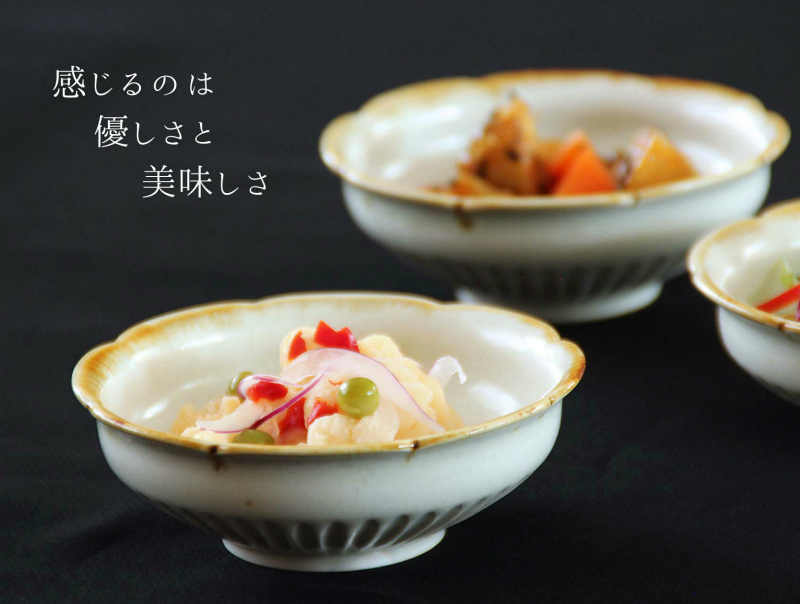 灰釉しのぎ輪花小鉢（磁器） - 【おとなの和食器屋 さんすい通販本店】 食器