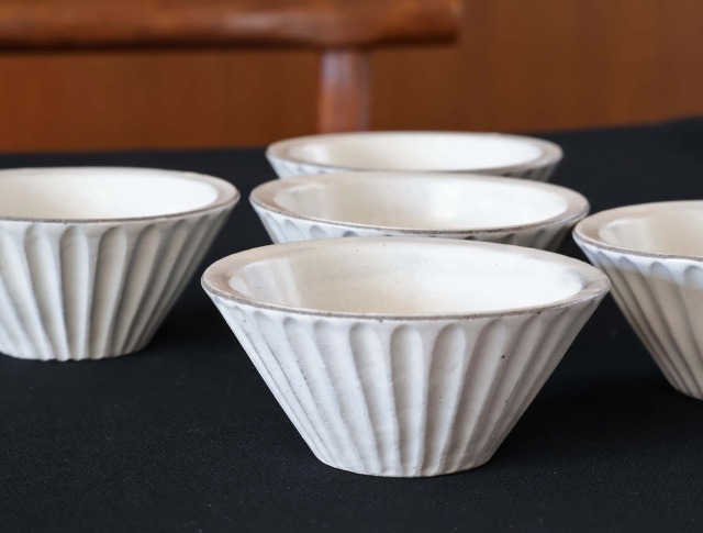 粉引しのぎ立ち小鉢 - 【おとなの和食器屋 さんすい通販本店】 粉引しのぎ立ち小鉢 - 【おとなの和食器屋 さんすい通販本店】