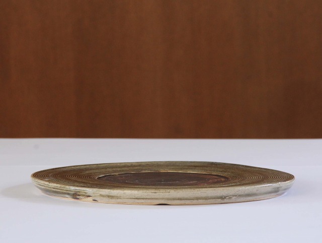 平安貴婦　大皿 安南灰釉象嵌花文輪花大皿／天平窯 岡さつき | GALLERY唐重