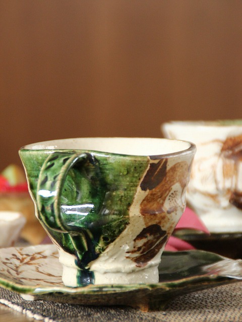 加藤仁  作　黒織部草花紋湯飲み 故、加藤仁 作 黒織部草花紋湯呑