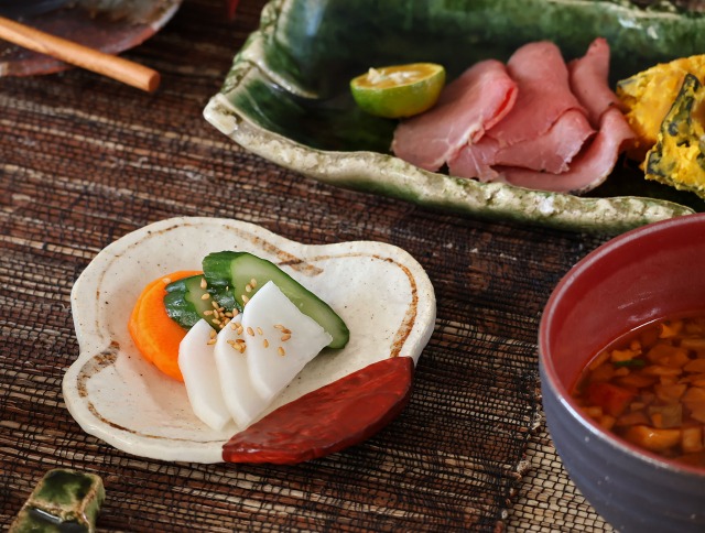赤絵三弁花小皿 - 【おとなの和食器屋 さんすい通販本店】