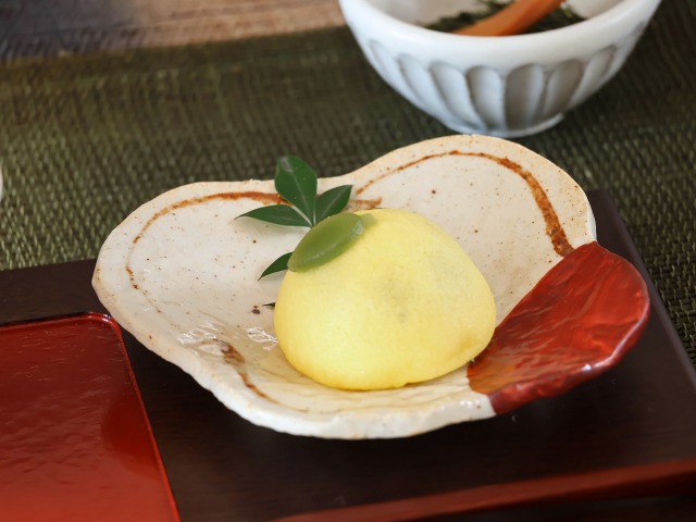 赤絵三弁花小皿 - 【おとなの和食器屋 さんすい通販本店】