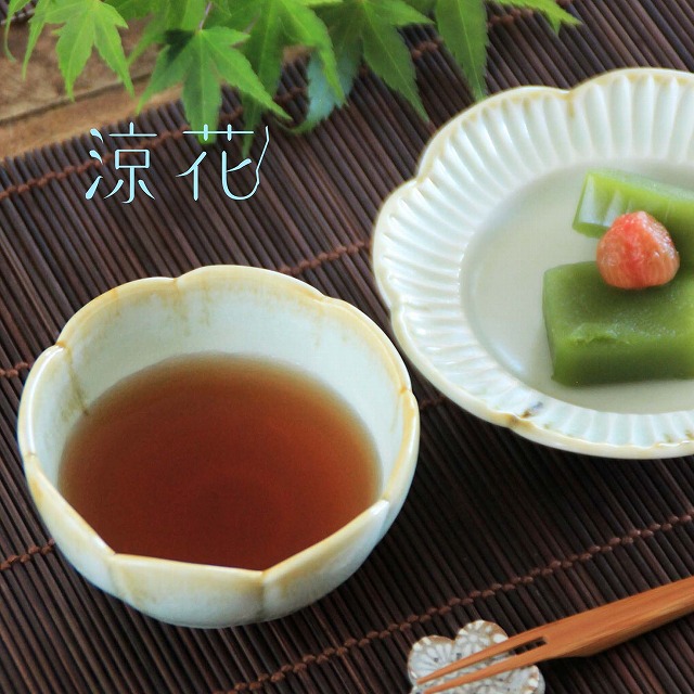 灰釉輪花小鉢（磁器）